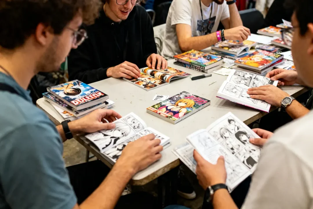 Des personnes lisant des mangas et doujin fr autour d'une table lors d'un événement