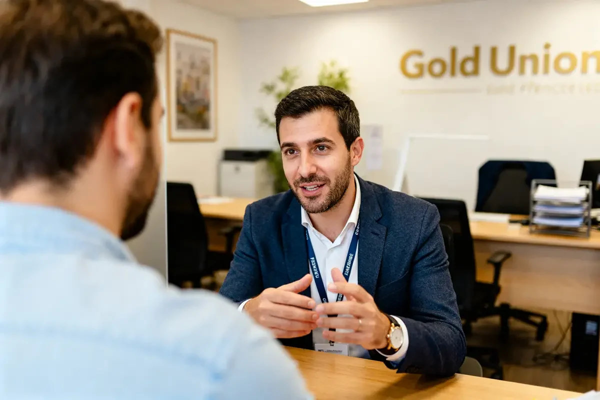 Un homme en réunion professionnelle dans les bureaux de GoldUnion