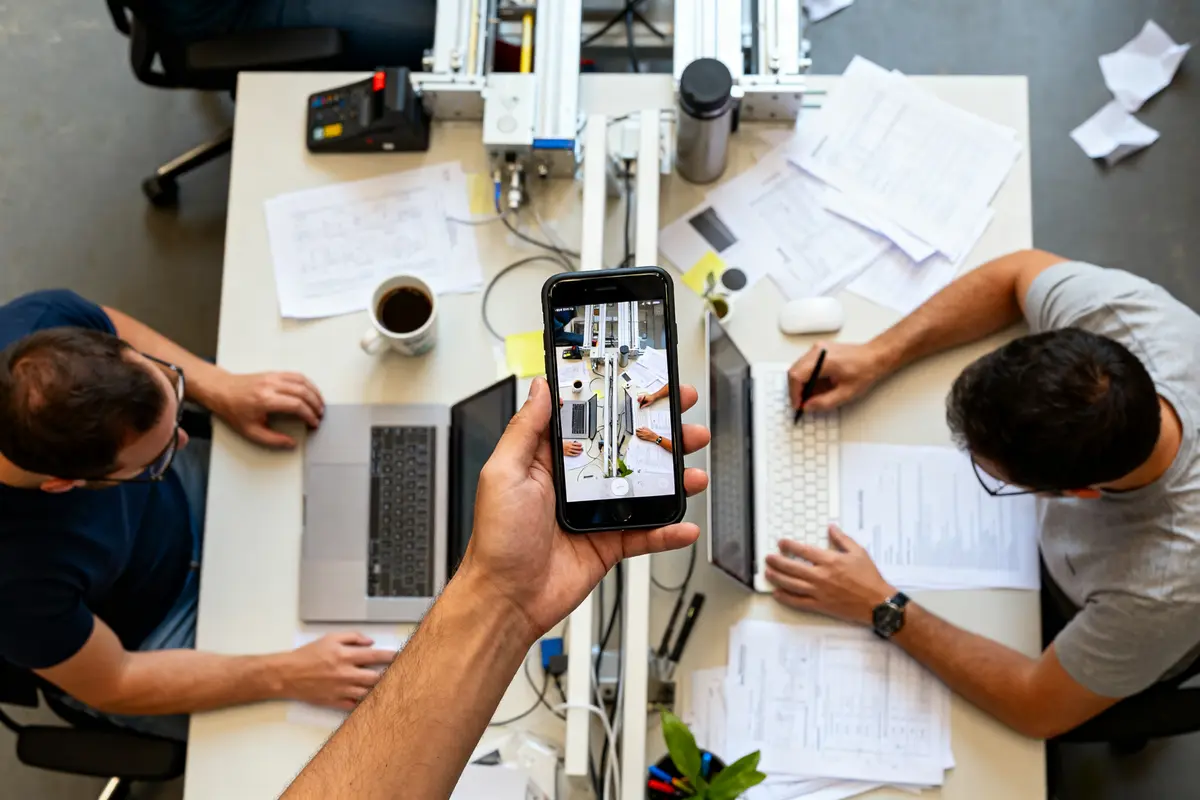 Travail collaboratif sur ordinateurs autour de Silvr avec une prise de vue en smartphone