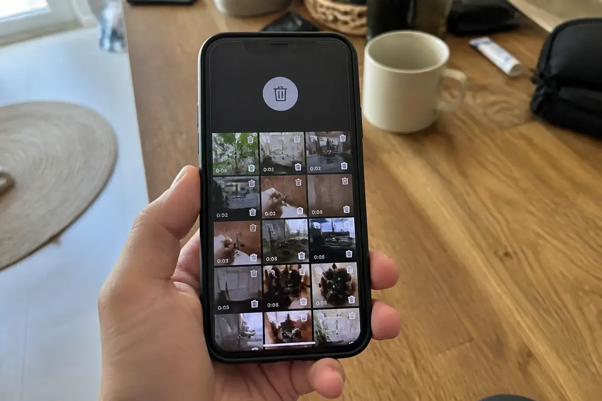 Écran d'iPhone affichant la corbeille de vidéos sur une application de stockage.