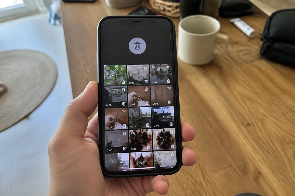 Écran d'iPhone affichant la corbeille de vidéos sur une application de stockage.
